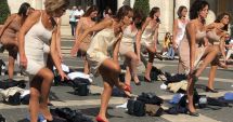 Stire din Actualitate : Fostele stewardese de la Alitalia s-au dezbrăcat în centrul capitalei italiene în semn de protest