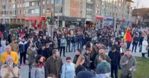 Stire din Actualitate : Peste 1.000 de oameni protestează la Suceava împotriva certificatului verde şi a vaccinării obligatorii