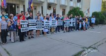 Stire din Politică-Administrație : VIDEO/Protest USR în fața Prefecturii Constanța. "Ne-am săturat de atâtea tragedii"