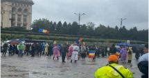Stire din Eveniment : Mai multe cuţite, un briceag şi un pumnal fost găsite asupra unui bărbat, la protestul din Piaţa Constituţiei