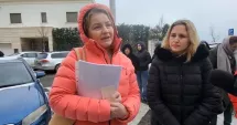 Stire din Cultură-Educație : Mai mulți părinți și elevi de la Liceul Cobadin protestează în fața Inspectoratului Școlar Județean Constanța