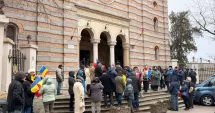 Stire din Eveniment : Protest în fața Arhiepiscopiei. Se scandează ”Călin Georgescu, președinte!”