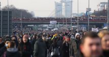 Stire din Actualitate : Mii de protestatari au blocat bulevardele şi autostrăzile din Serbia