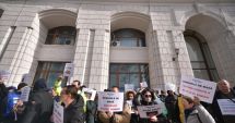 Stire din Social : Peste 150 de sindicalişti din aeroporturi protestează în faţa Ministerului Finanţelor