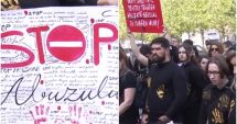 Stire din Eveniment : Zeci de oameni protestează la Parchet. Doi ani, nicio soluție în dosarul de viol de la școala de vară AUR