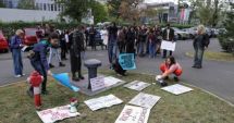 Stire din Cultură-Educație : Studenții de la SNSPA au protestat la deschiderea anului universitar împotriva hărțuirii sexuale