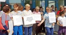 Stire din Social : Angajații de la Delfinariu protestează. "Vrem salarii decente, să ne putem întreține familia!"
