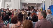 Stire din Social : Angajații de la Finanțe continuă protestele. Boloș: "Lumea trebuie să aibă răbdare, nu pot rezolva peste noapte"