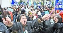 Stire din Social : LEGEA SALARIZĂRII SCOATE OAMENII ÎN STRADĂ. Grefierii, angajații din administrația publică și din agențiile de mediu declanșează protestele