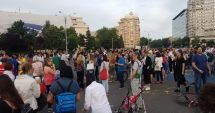 Stire din Eveniment : Sute de oameni au sărbătorit în Piața Victoriei. Au cerut demisia lui Meleșcanu
