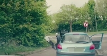 Stire din Eveniment : VIDEO / Pumn…și somn! Un luptător de MMA a pus la punct doi scandalagii
