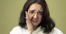 Stire din Sănătate : Pungi sub ochi? Iată ce puteți face pentru a le reduce eficient