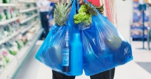 Stire din Social : Pungile din plastic, cu mâner, scoase în afara legii