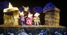Stire din Cultură-Educație : Cei trei purceluşi îi invită pe copii la spectacol