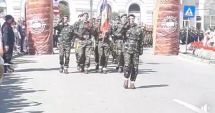 Stire din Eveniment : Arc de Triumf? Nu, nu, Armata Română defilează printre… kurtos kallacs