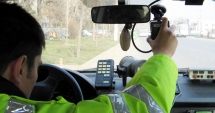 Stire din Eveniment : DECIZIE IMPORTANTĂ / Cine dă amenda pentru depășirea vitezei: polițistul care face înregistrarea video sau colegii care află prin stație pe cine să oprească?