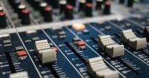 Stire din Actualitate : Posturi de radio rusești, piratate cu un discurs fals al lui Putin. Acesta anunța că trupele Kievului au trecut granița