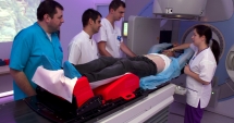 Stire din Social : Bolnavii de cancer așteaptă cu lunile ședințele salvatoare de radioterapie. Țara plânge, însă, de mila pușcăriașilor, care stau în igrasie