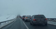 Stire din Eveniment : TRAFIC INFERNAL pe Transalpina: la fel ca pe Valea Prahovei, se circulă bară la bară