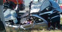 Stire din Eveniment : Răniți grav după ce au intrat cu mașina în copac. Șoferul nu avea permis