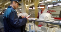Stire din Eveniment : Razii în piețele din Constanța. S-a lăsat  cu confiscări de produse și zeci de amenzi