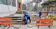 Stire din Social : Infrastructura pietonală de pe strada Mircea cel Bătrân este refăcută