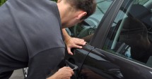 Stire din Eveniment : Infractori specializați în furturi din mașini, în plasa polițiștilor