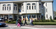 Stire din Cultură-Educație : Rectorul Sorin Rugină iese la plantat copaci