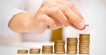 Stire din Economie : "Reducerea contribuțiilor la pilonul II de pensii, la fel de nocivă precum naționalizarea"