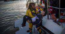 Stire din Actualitate : Imagini șocante. Zeci de copii de refugiați, scoși pe jumătate morți din apele mării