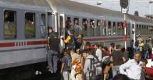 Stire din Actualitate : Sute de migranți au încercat să intre în enclava spaniolă Ceuta, la granița cu Marocul
