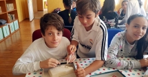 Stire din Cultură-Educație : Reînvie bibliotecile școlare rurale. Elevi care au prins gustul lecturilor și al lecțiilor interactive