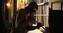 Stire din Eveniment : Reținut de polițiști după ce a spart mai multe apartamente