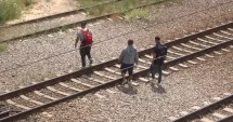 Stire din Eveniment : Scurtătură fatală! Trenurile trec, oamenii își riscă viața pe șine