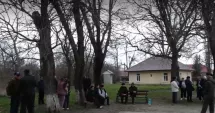 Stire din Social : Scandal într-un sat. Localnicii nu vor demolarea școlii cu risc seismic