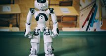 Robotul Nao, terapeutul copiilor, periplu în școlile din Constanța