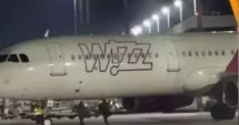 Stire din Actualitate : Moment viral pe aeroport. Doi români au fugit pe pista de decolare după avion