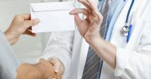 Stire din Eveniment : ADIO ATENȚII PENTRU MEDICI! CADOURILE DE LA PACIENȚI LE POT ADUCE ANI GREI DE ÎNCHISOARE