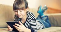 Stire din Social : Românii, fani de gadgeturi!  Au cel puțin o tabletă sau un smartphone în casă