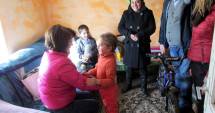 Stire din Politică-Administrație : Galerie foto. Un strop de fericire pentru copii sărmani. Angajații Rompetrol Rafinare au fost Moș Crăciun