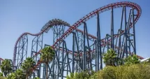 Stire din Actualitate : Panică! Opt persoane salvate după ce au rămas blocate în aer pe un roller coaster