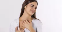 Stire din Sănătate : De ce vi se înroșește pielea pe gât și piept