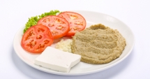Stire din Diverse : Roșii cu brânză: un meniu caloric.  Cum facem să nu ne îngrășăm?
