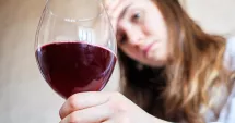 Stire din Sănătate : Te-ai întrebat de ce te înroșești la față după un pahar de vin?