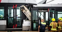 Stire din Actualitate : Două tramvaie s-au ciocnit pe podul Erasmus din Rotterdam. Zeci de persoane au fost rănite