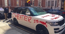 Stire din Actualitate : Range Rover devastat de o... nevastă înșelată