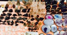 Stire din Cultură-Educație : Rubine, safire, smaralde, ametiste și opale, toate într-o singură expoziție