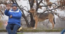 Stire din Sport : IMAGINEA ZILEI/În "Badea Cârțan": Campionul și câinele încurajează echipa Cleopatra