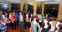 Stire din Economie : Să-nceapă distracția! Doamnele au comandat muzica, striperii  și meniul pentru 8 Martie