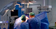 Stire din Social : Plouă în sala de operații de la spital. Apa scursă din tavan este strânsă în găleți și castroane